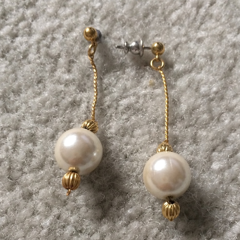 🚺 Gold Tone & Pearl Drop Earrings